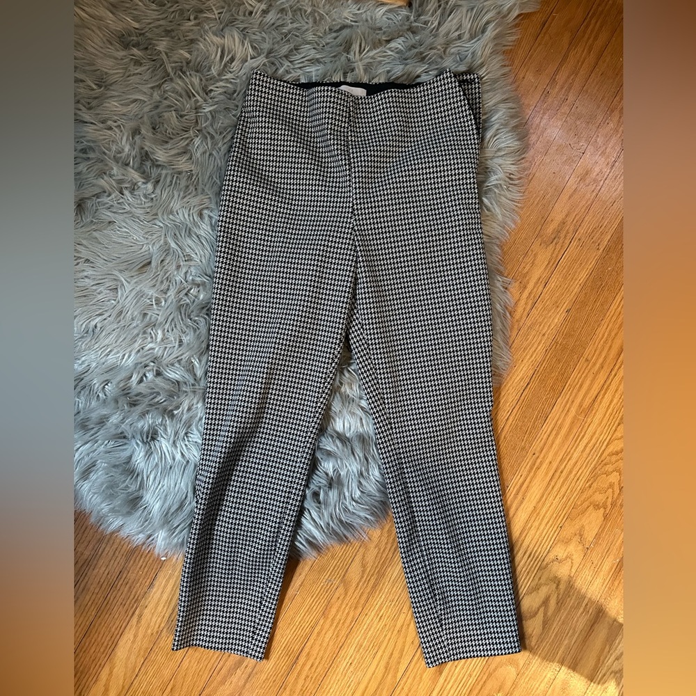 H& M cropped dress pants with elastic waist and side, zipper and button.